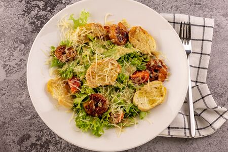 Салат Цезарь с креветкой