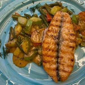 Стейк из филе лосося с овощами