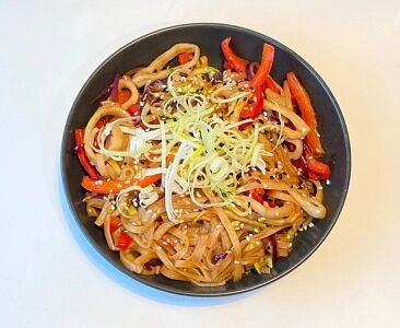 Вок с кальмаром