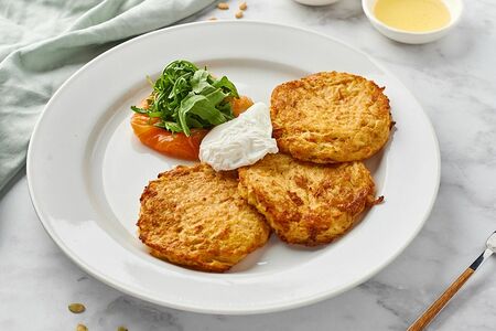 Драники с семгой и яйцом пашот