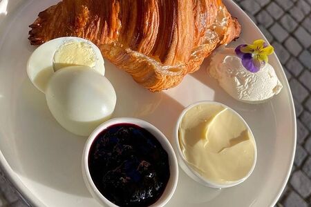 Завтрак с круассаном
