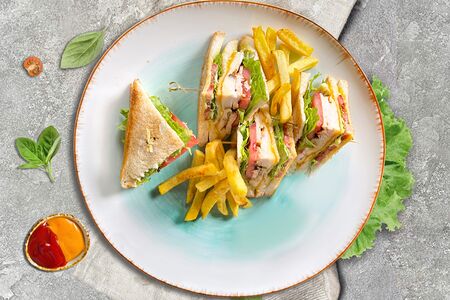 Сэндвич с филе цыпленка, фри и соусом