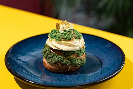 Шу с фисташкой и малиной