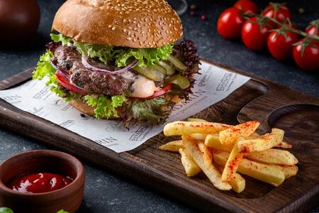 Бургер с мраморной котлетой и картофелем гриль