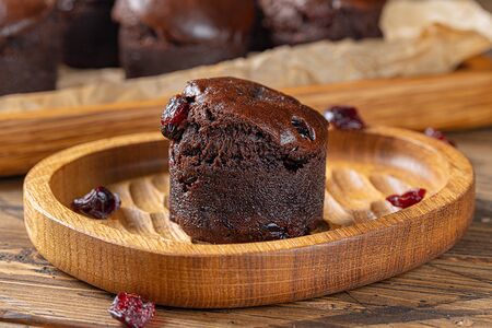 Шоколадный маффин с вяленой клюквой