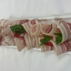 Ассорти из сала с чесночком и перцем