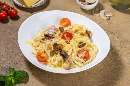 Паста с ветчиной и грибами