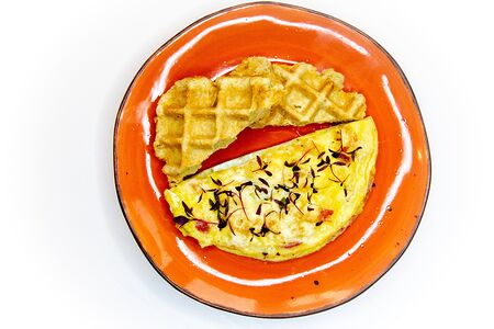 Омлет с томатом, сыром и венской вафлей