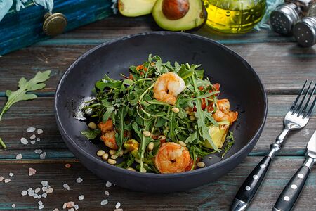 Салат с креветками и авокадо