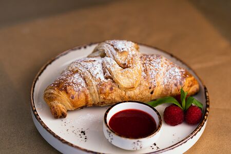 Круассан с шоколадом