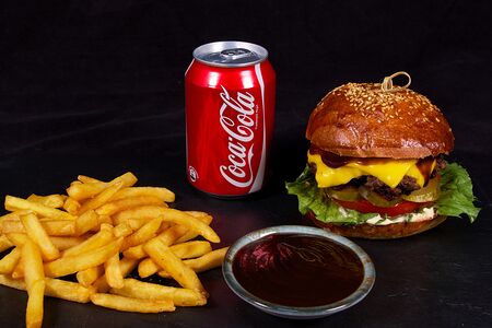 Говяжий бургер, картофель фри и напиток