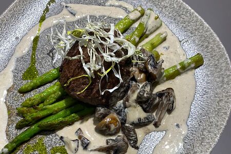 Миньон со спаржей и лесными грибами