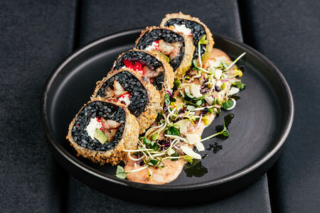 Жаренный ролл с чернилами каракатицы