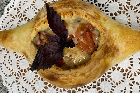 Лодочка по-аджарски с томатами