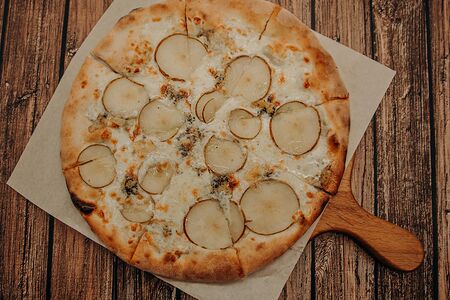 Пицца с грушей и острым сыром