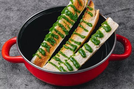 Багет с соусом песто