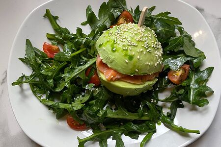 Аво-бургер с лососем