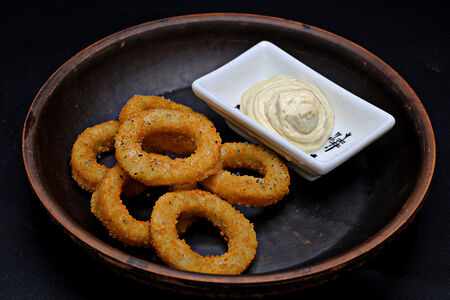 Луковые кольца с соусом