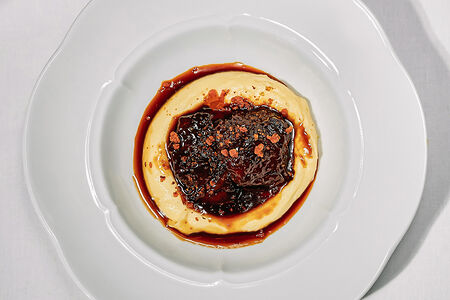 Томленая говяжья щека с пюре Робюшона