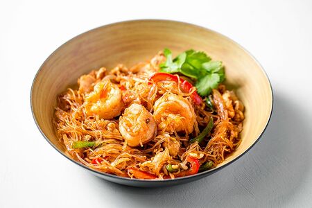 Лапша по-сингапурски с креветками и цыпленком