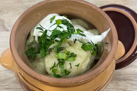 Пельмени отварные со сметаной