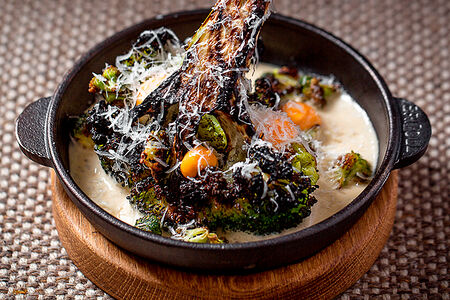 Обожженая брокколи с муссом из пармезана