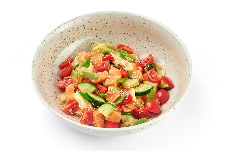 Салат с лососем в паназиатском стиле