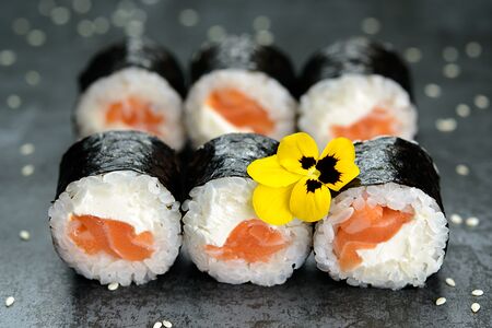 Малый ролл с лососем и сыром