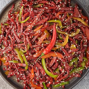 Կծու հորթի մսի կտորներ քնջութով