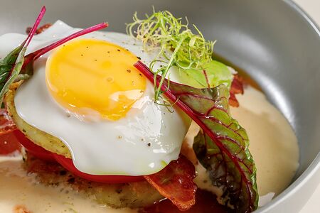 Драники с беконом, томатами и соусом голландез