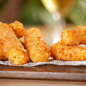 Сырные палочки в беконе