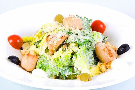 Салат Цезарь с курицей