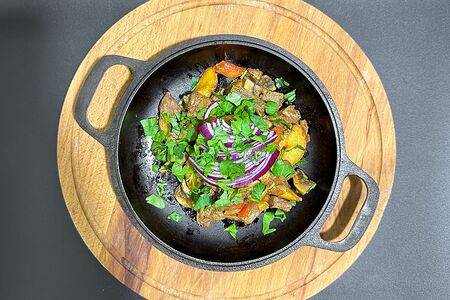 Шипящая сковородка с говядиной и овощами