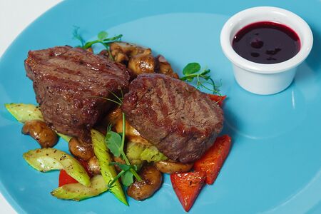 Медальоны из говядины