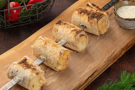 Сыр сулугуни на мангале с чесночным соусом