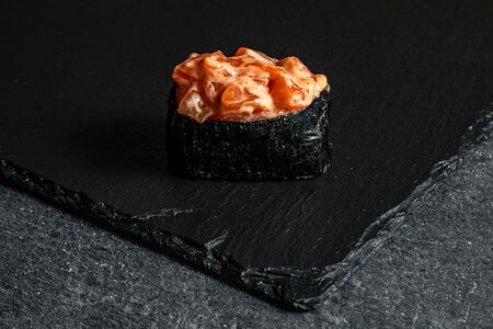 Гункан с лососем