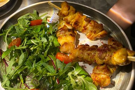 Мини-сувлаки из курицы с зеленым салатом
