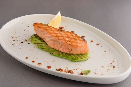 Стейк из лосося с печёным авокадо и соусом терияки