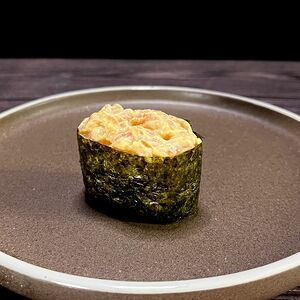 Гункан с лососем