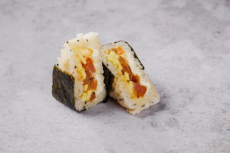 Онигири с тунцом