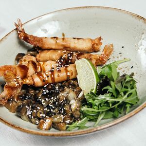 Тигровые креветки в рисовом тесте с грибами и соусом песто