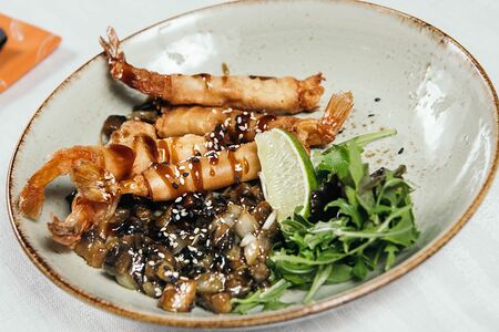 Тигровые креветки в рисовом тесте с грибами и соусом песто