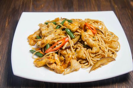 Удон со свининой и грибами шиитаке в сливочном соусе