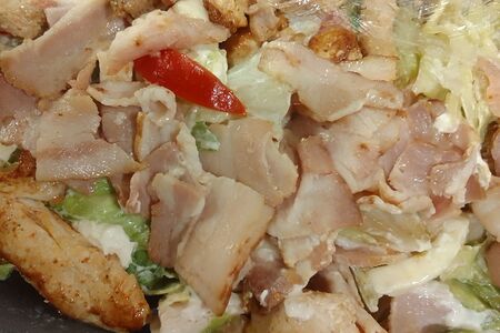 Салат с куриной грудкой и беконом