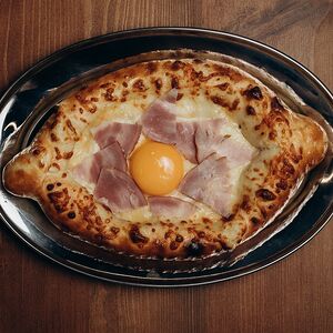 Хачапури по-аджарски с ветчиной