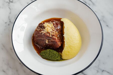 Томленые говяжьи щеки с картофельным пюре