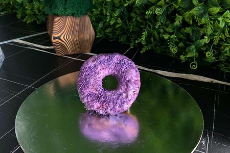 Донат черничный