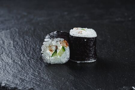 Классический с угрем, огурцом и сливочным сыром