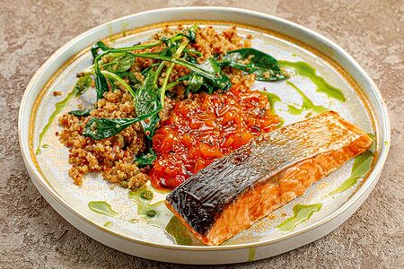 Лосось, обожжённый снаружи, но сочный внутри с киноа и фруктовым чатни