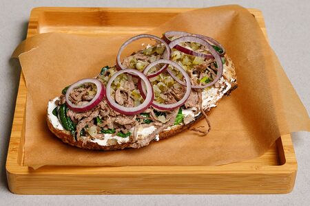 Брускетта с томлёной говядиной